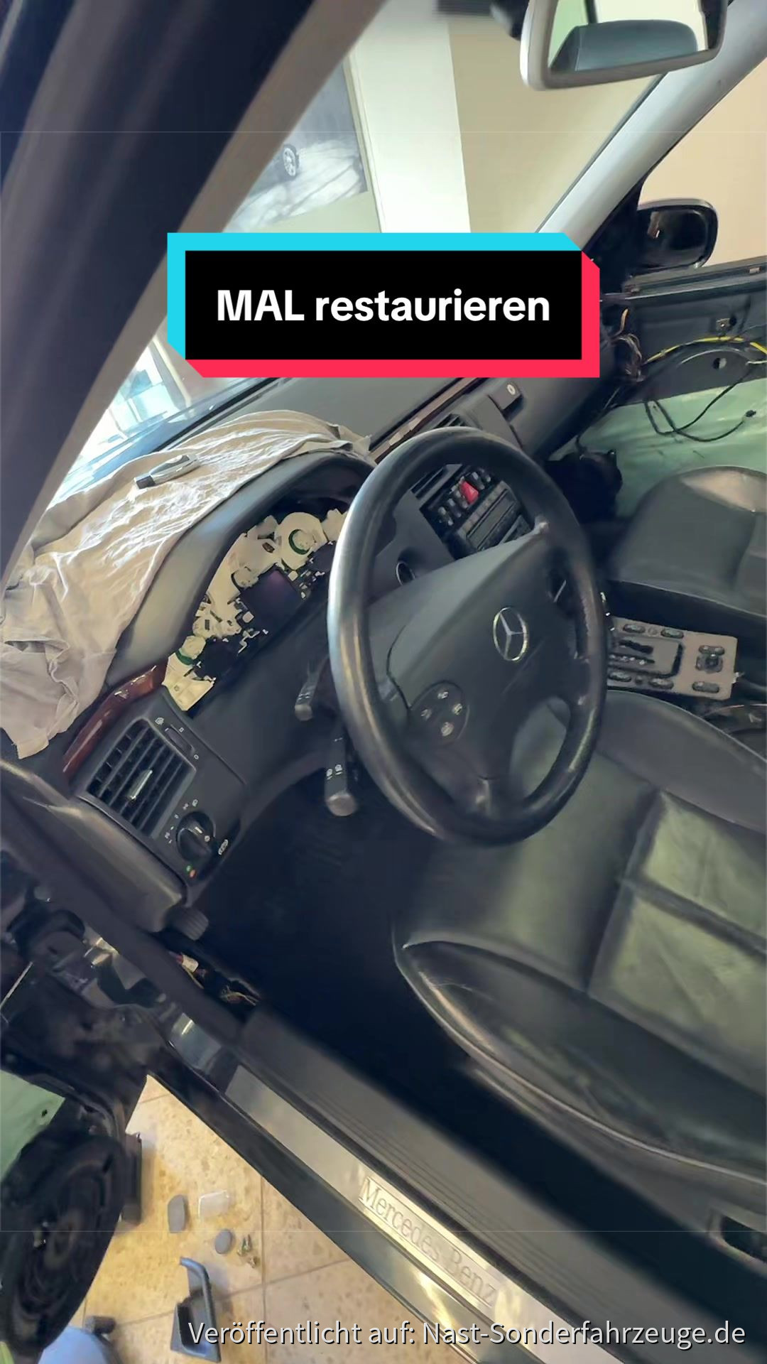 Restaurieren der Mittelarmlehne und  Austausch defekter Teile aus drei einzelnen MAL